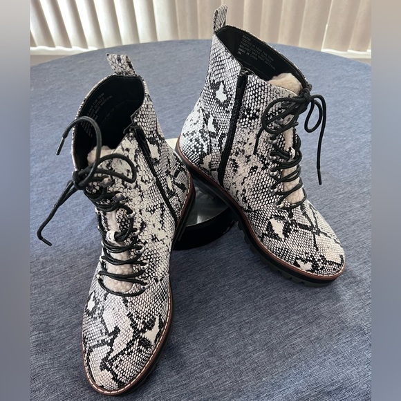 CROWN & IVY Women’s Boots Black & White Snake Print with Sherpa Lining NWOT Sz 7 - Picture 15 of 16